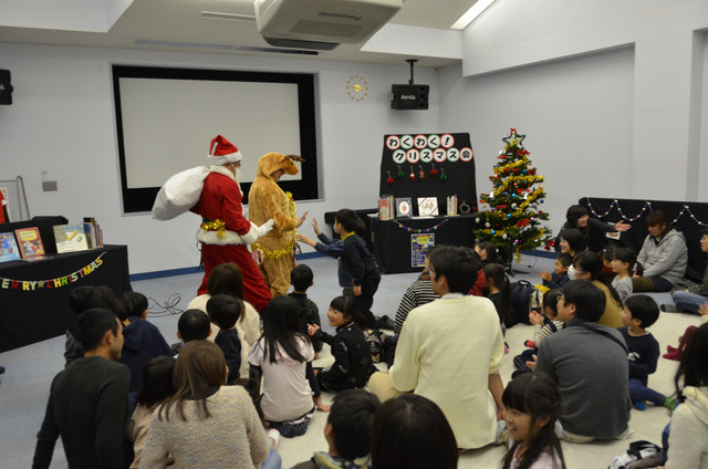 会場に登場したサンタとトナカイの写真