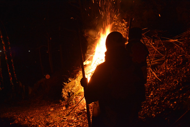 「ヤナギ」の前で、燃え上がる炎の写真