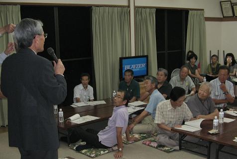 たくさんの人が和室に集まっている甲斐市民対話集会の様子の写真