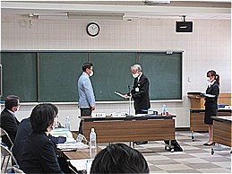 甲斐市温泉施設事業運営検討委員会委嘱式での市長の写真