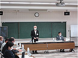 甲斐市都市計画審議会での市長の写真