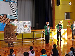 やはたいぬこどもあいさつ運動字を覚えようキャンペーン学校集会での市長の写真