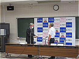 令和3年度第2回甲斐市国民健康保険運営協議会での市長の写真