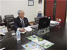 令和3年度第1回山梨大学医学部附属病院監査員会での市長の写真