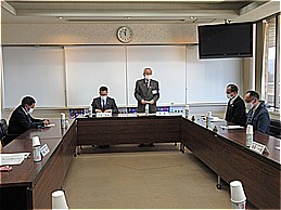 第5回甲斐市温泉施設事業運営検討委員会での市長の写真