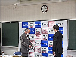 甲斐市景観審議会委員委嘱状交付式及び令和3年度第1回甲斐市景観審議会での市長の写真