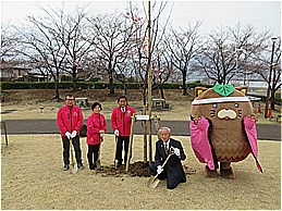サクラまつり記念植樹での市長の写真
