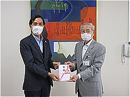 明治安田生命保険相互会社からの寄付受領式での市長の写真