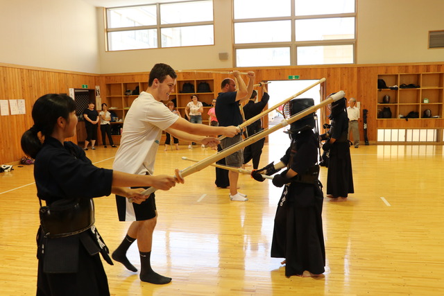 剣道体験をするキオカック市の生徒の写真