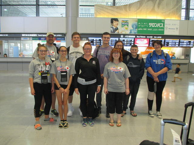 空港でのキオカック市の生徒と随行員の集合写真