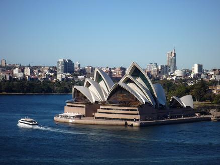 水辺にあるシドニーオペラハウスの写真