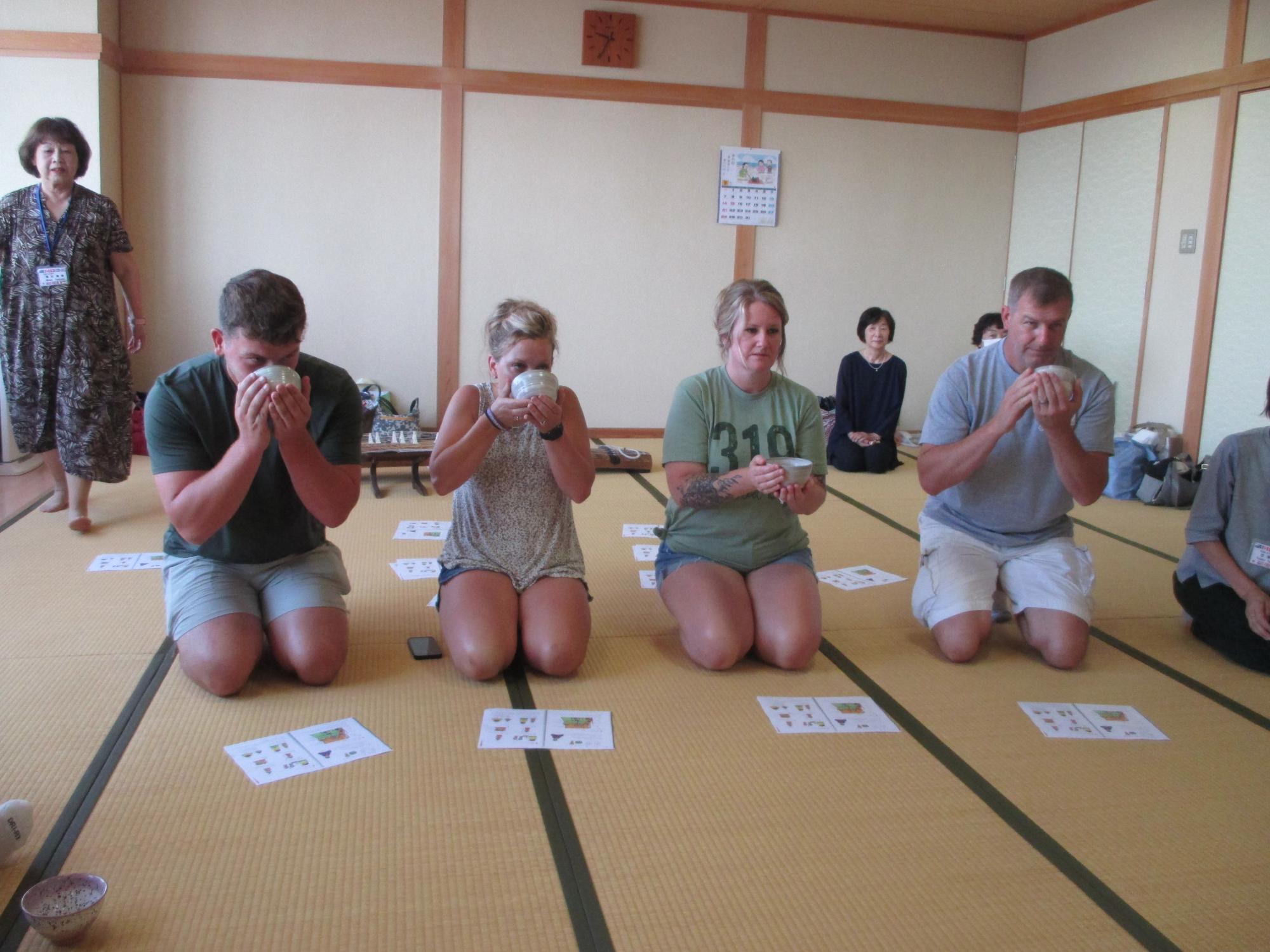 茶道を体験している写真