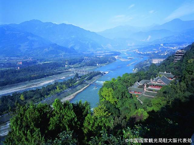 上空から見た緑と川の中国の風景の写真