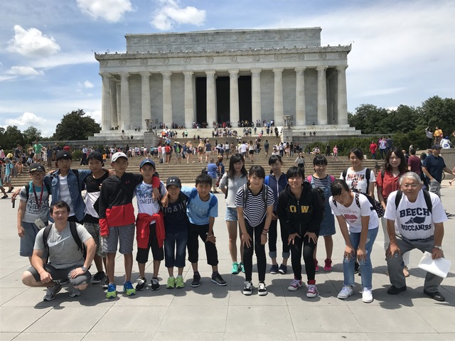 リンカーン記念堂前で集合写真を撮る訪問団の写真