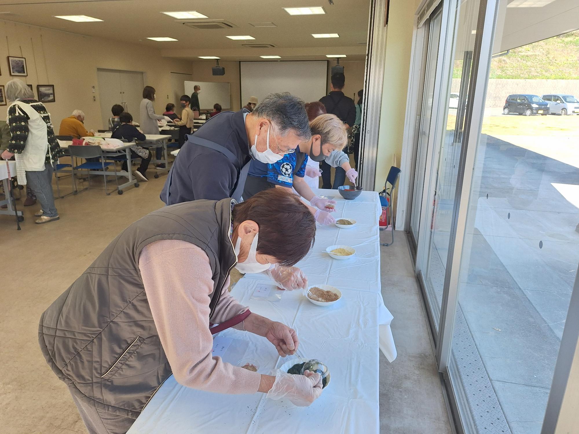 七味唐辛子づくり体験を行う参加者