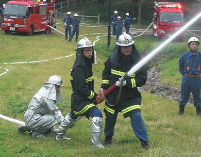 消防団員が放水訓練をしている写真