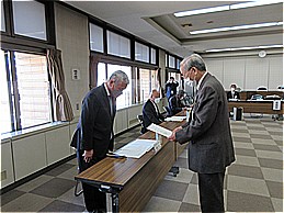 甲斐市農業振興地域整備推進協議会委員委嘱式での市長の写真