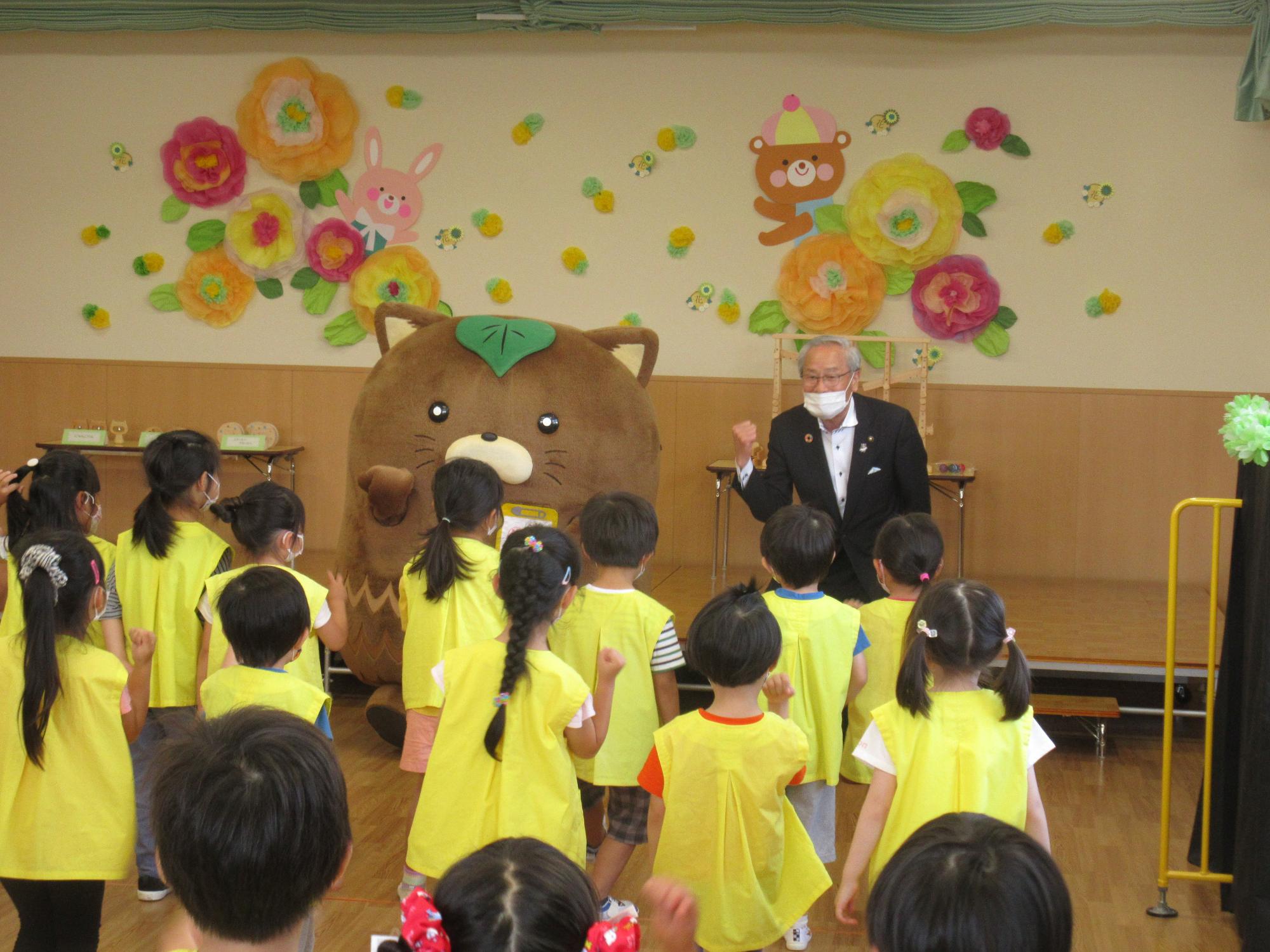 木製玩具贈呈式の写真