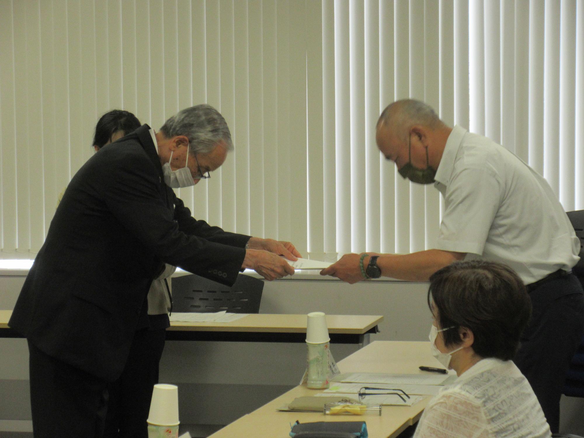 男女共同参画推進委員委嘱式の写真