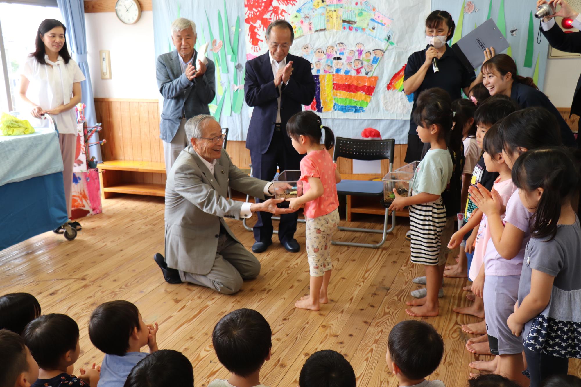 海老名市への鈴虫寄贈の写真