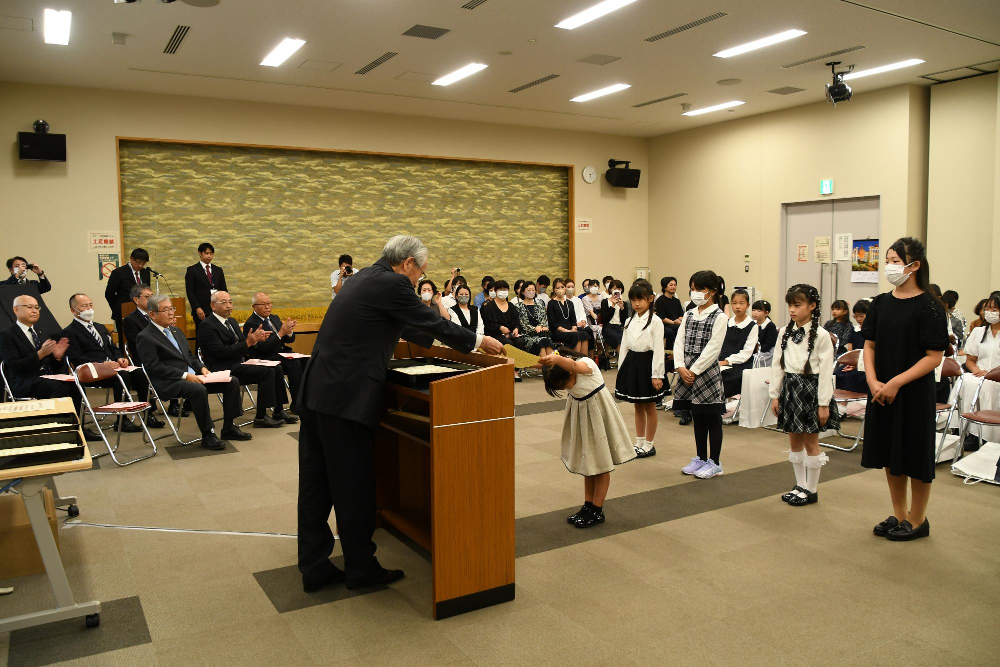 山県大弐書道展表彰式の写真