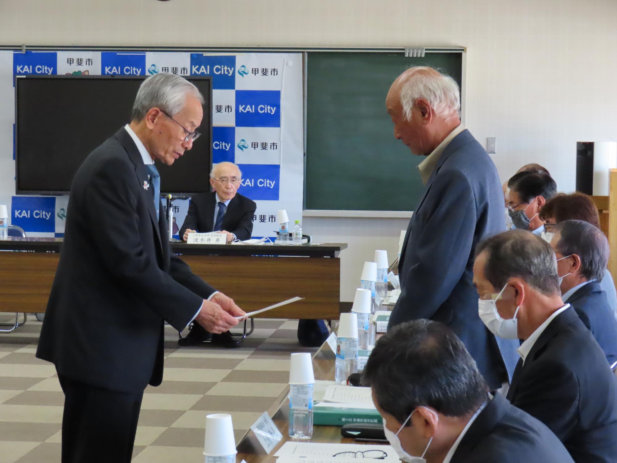 R5第1回甲斐市総合計画審議会の写真