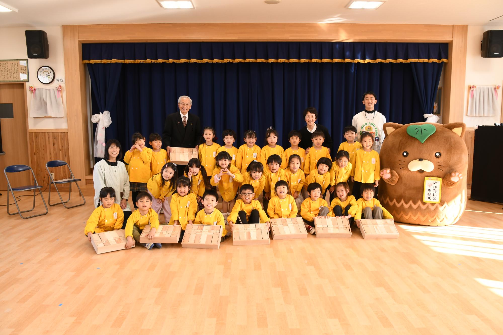 木製玩具贈呈式の写真