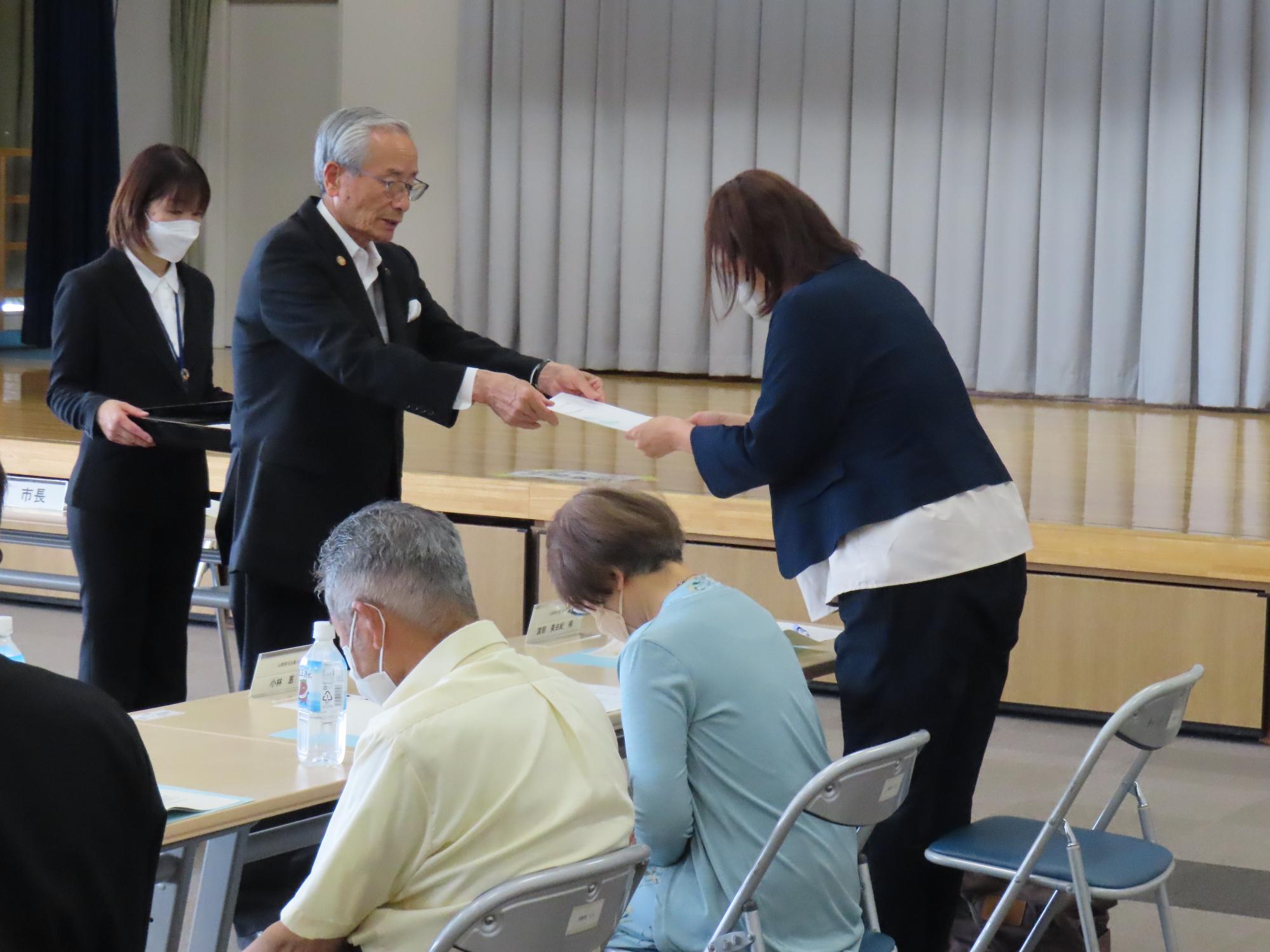 甲斐市成年後見制度利用促進協議会委員委嘱式の写真