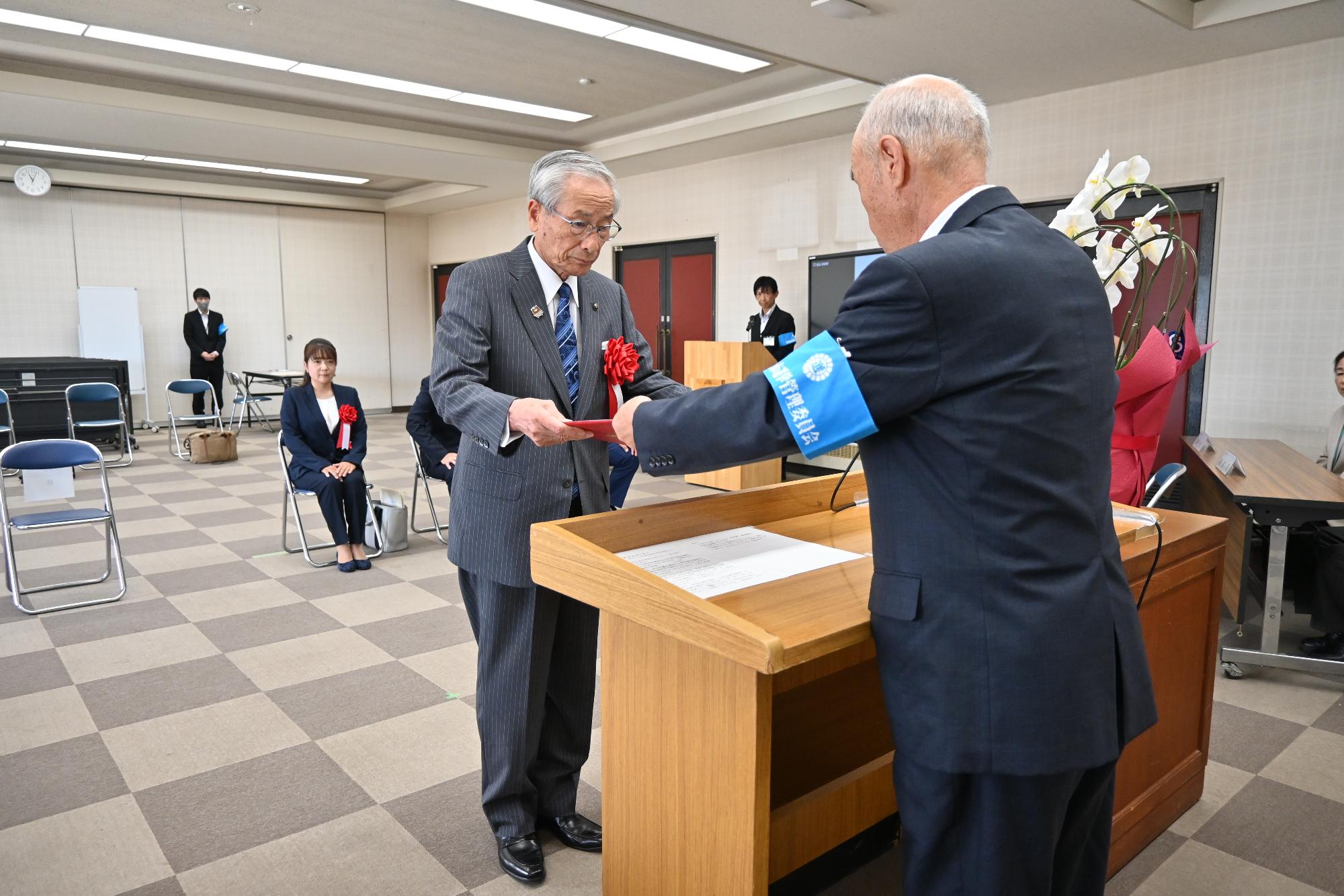 甲斐市長当選証書付与式の写真