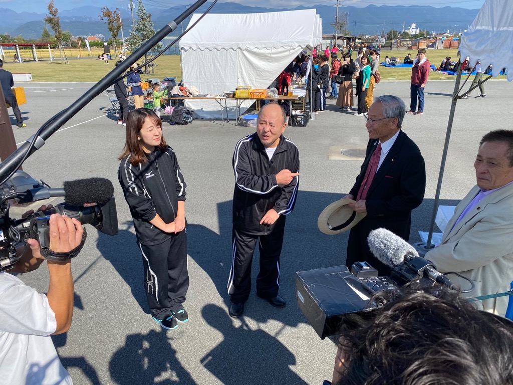 マキタスポーツさんと芋煮会の写真