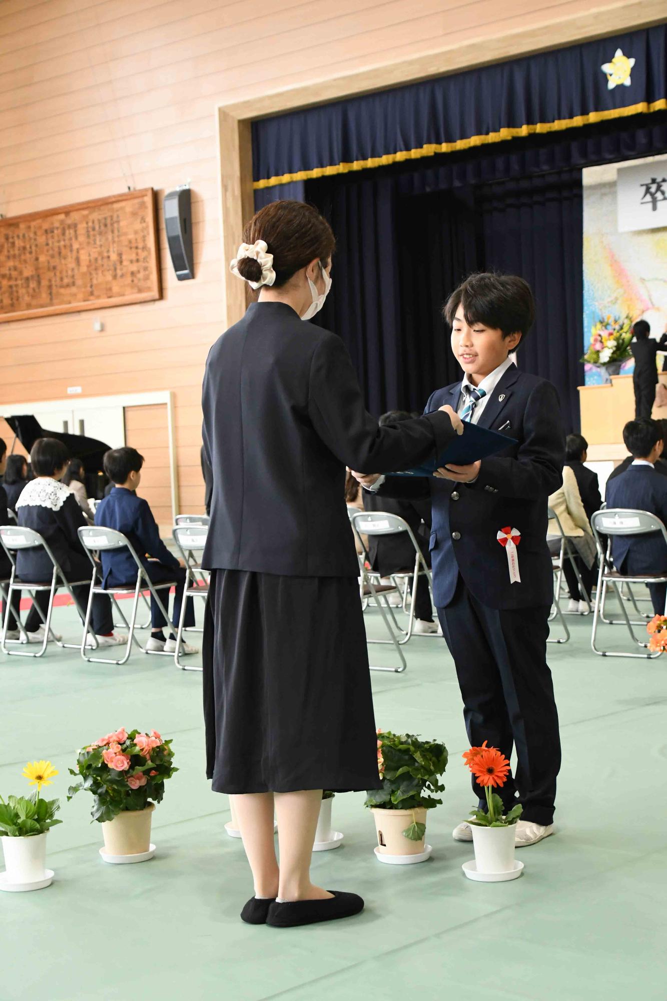 20240319小学校卒業式3