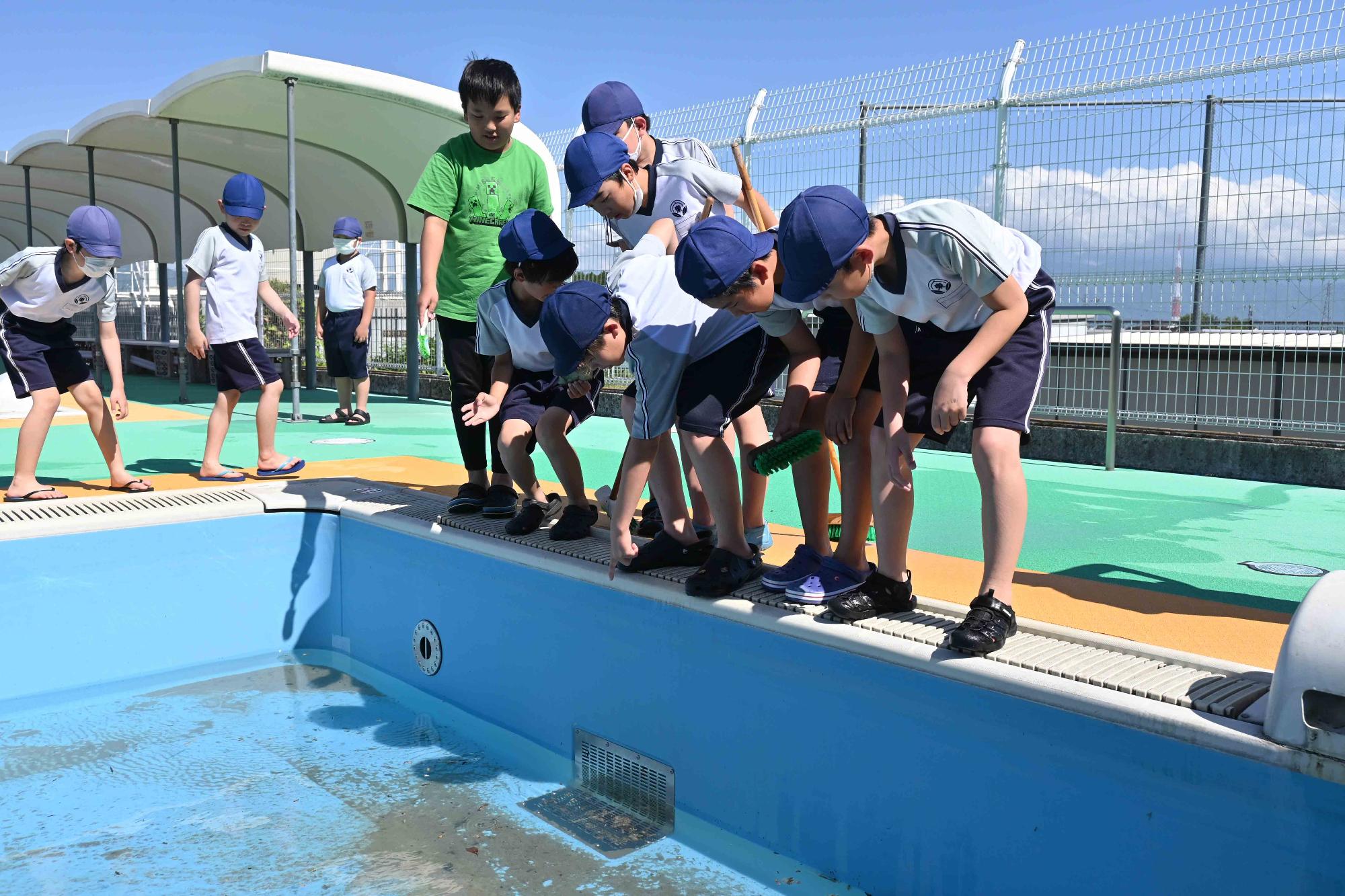 双葉東小プール清掃2431