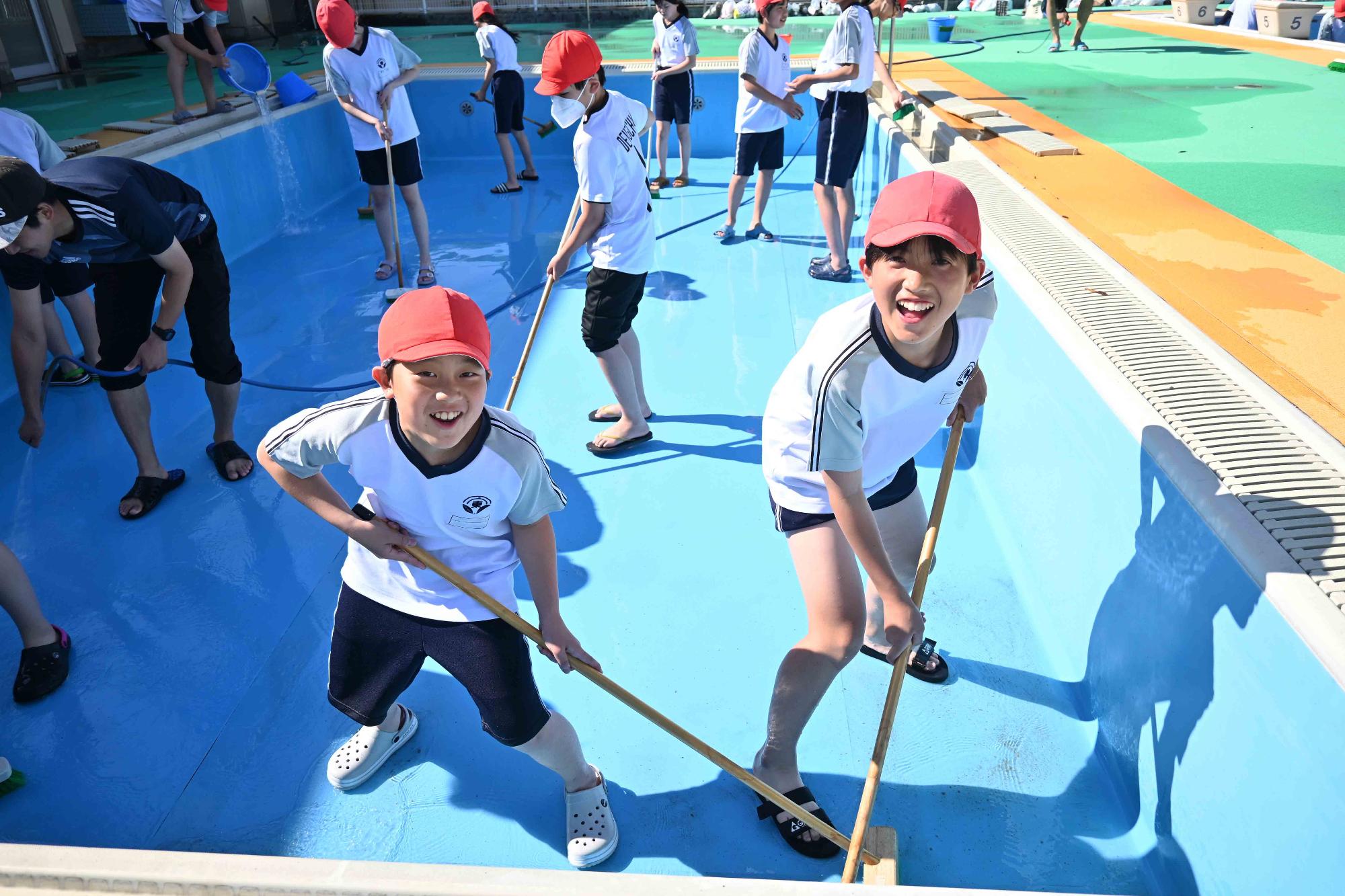 双葉東小プール清掃2744