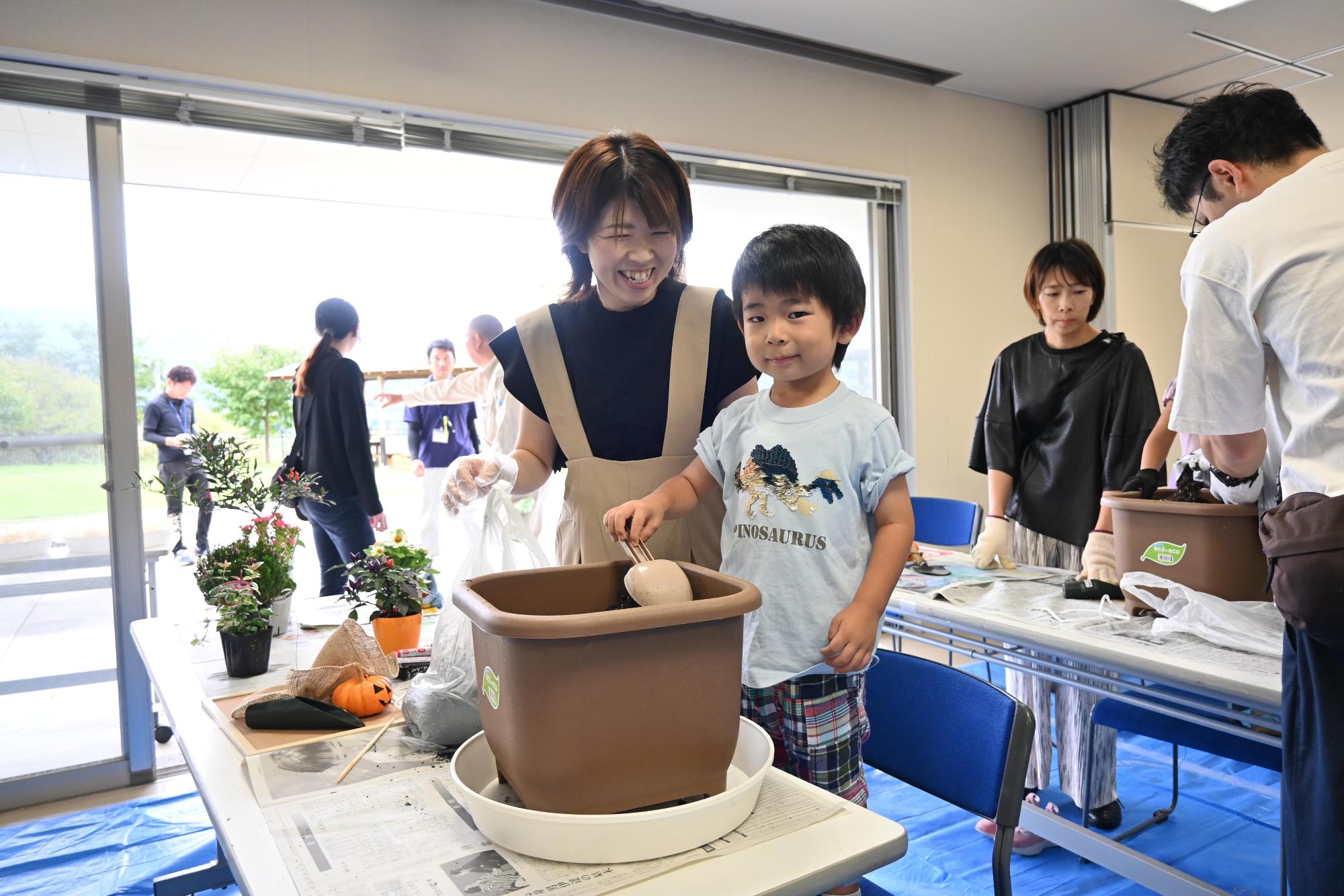 親子ふれ愛寄せ植え教室7