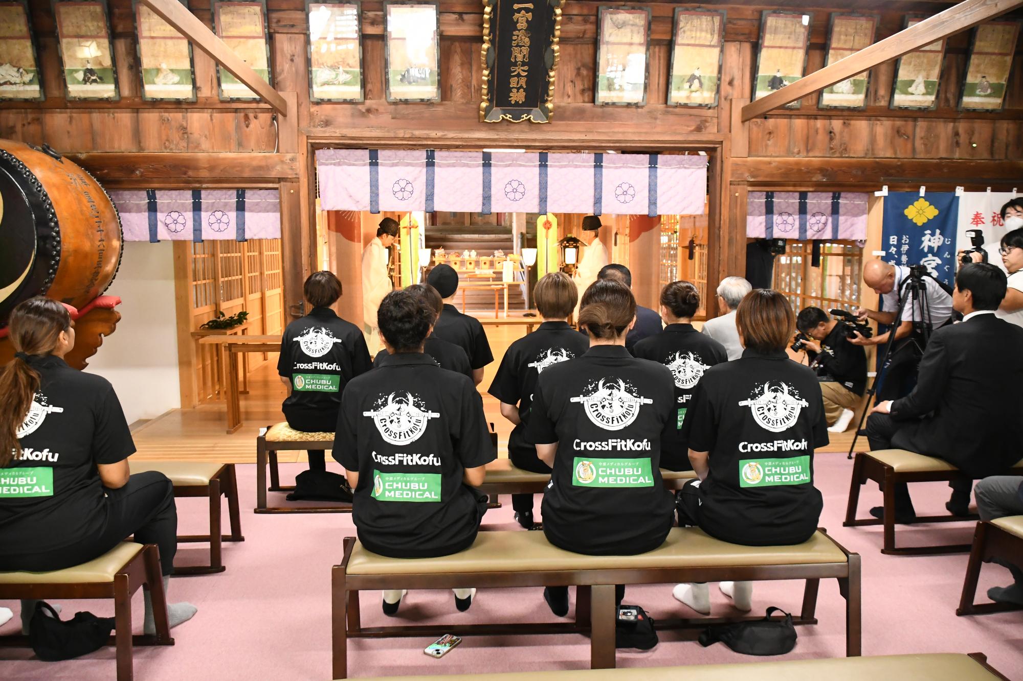 20241001山梨クィーンビーズが一宮浅間神社で必勝祈願2