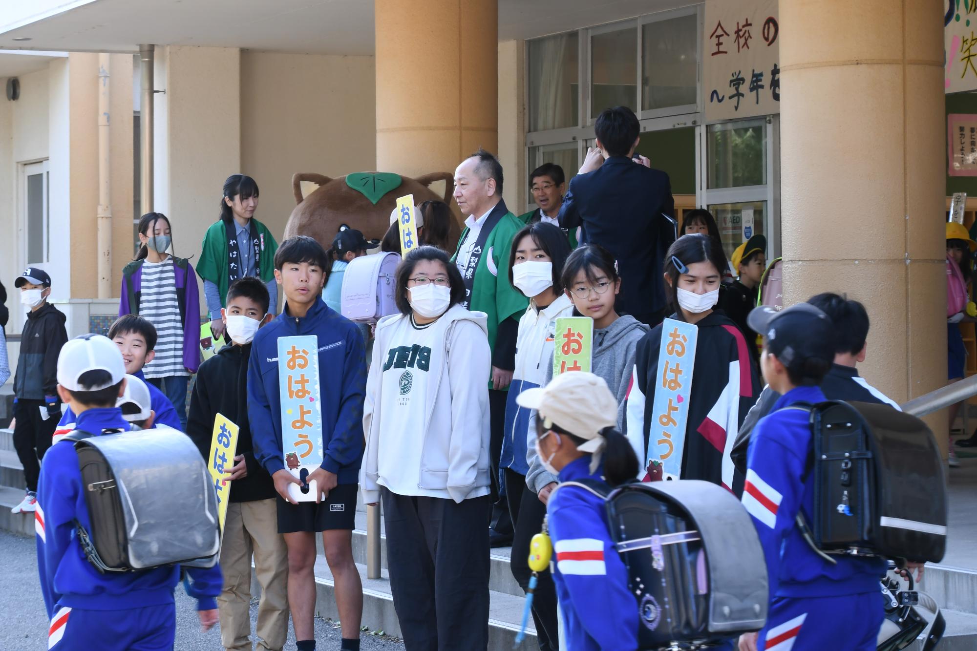 20241031あいさつ運動、字を覚えようキャンペーン写真1