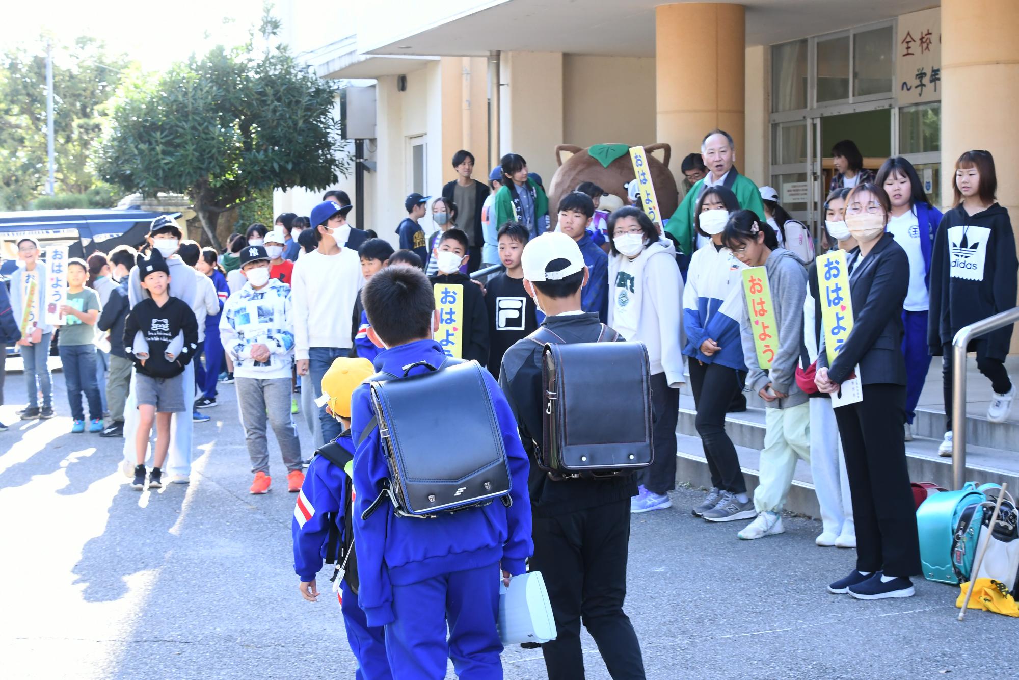 20241031あいさつ運動、字を覚えようキャンペーン写真3