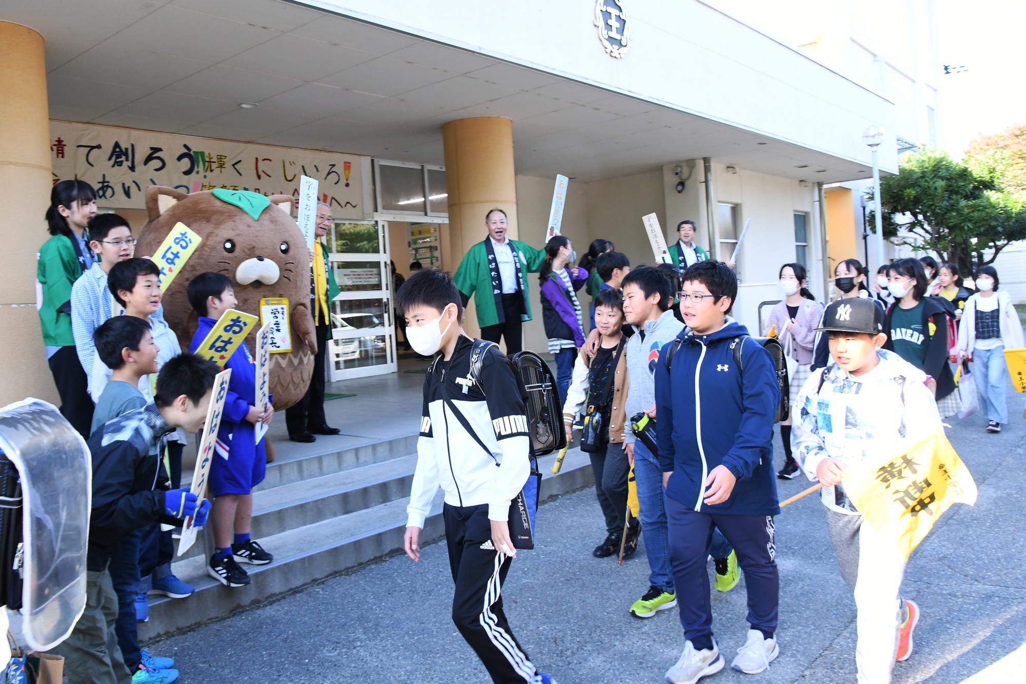 20241031あいさつ運動、字を覚えようキャンペーン写真6