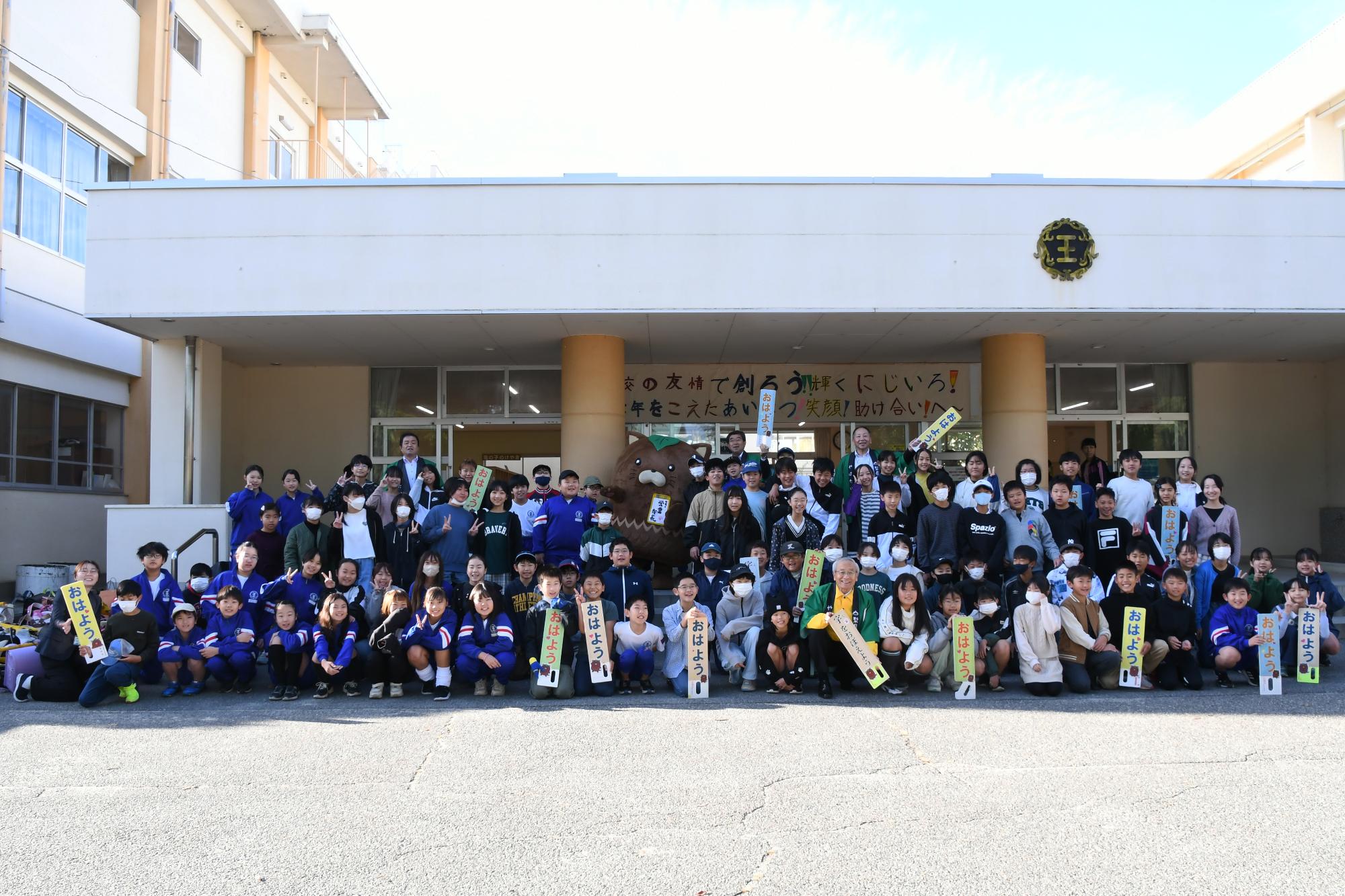 20241031あいさつ運動、字を覚えようキャンペーン写真8