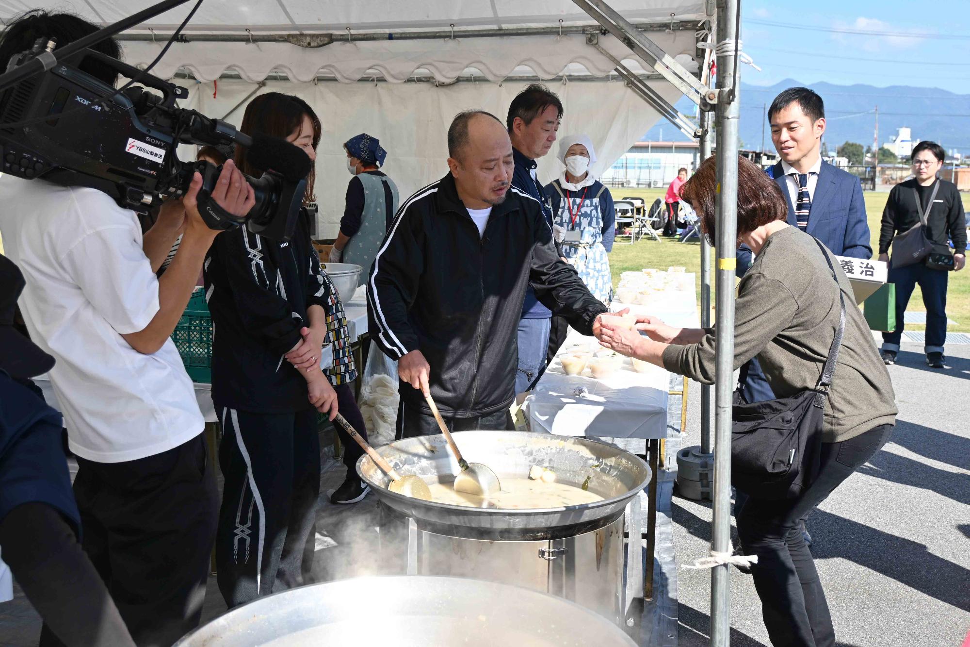 マキタ課長と芋煮会写真2