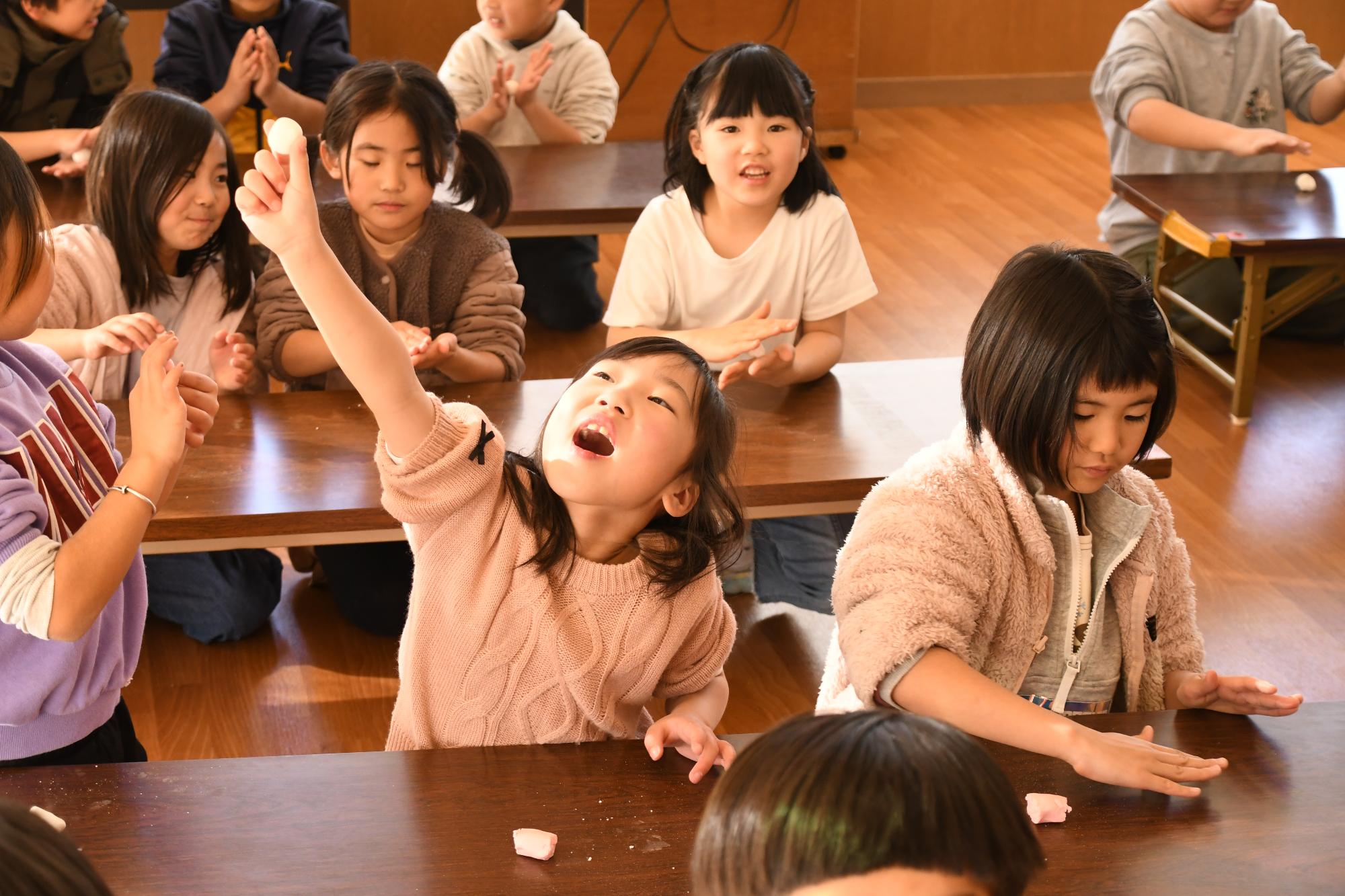 20250109双葉西児童館まゆ玉作り2