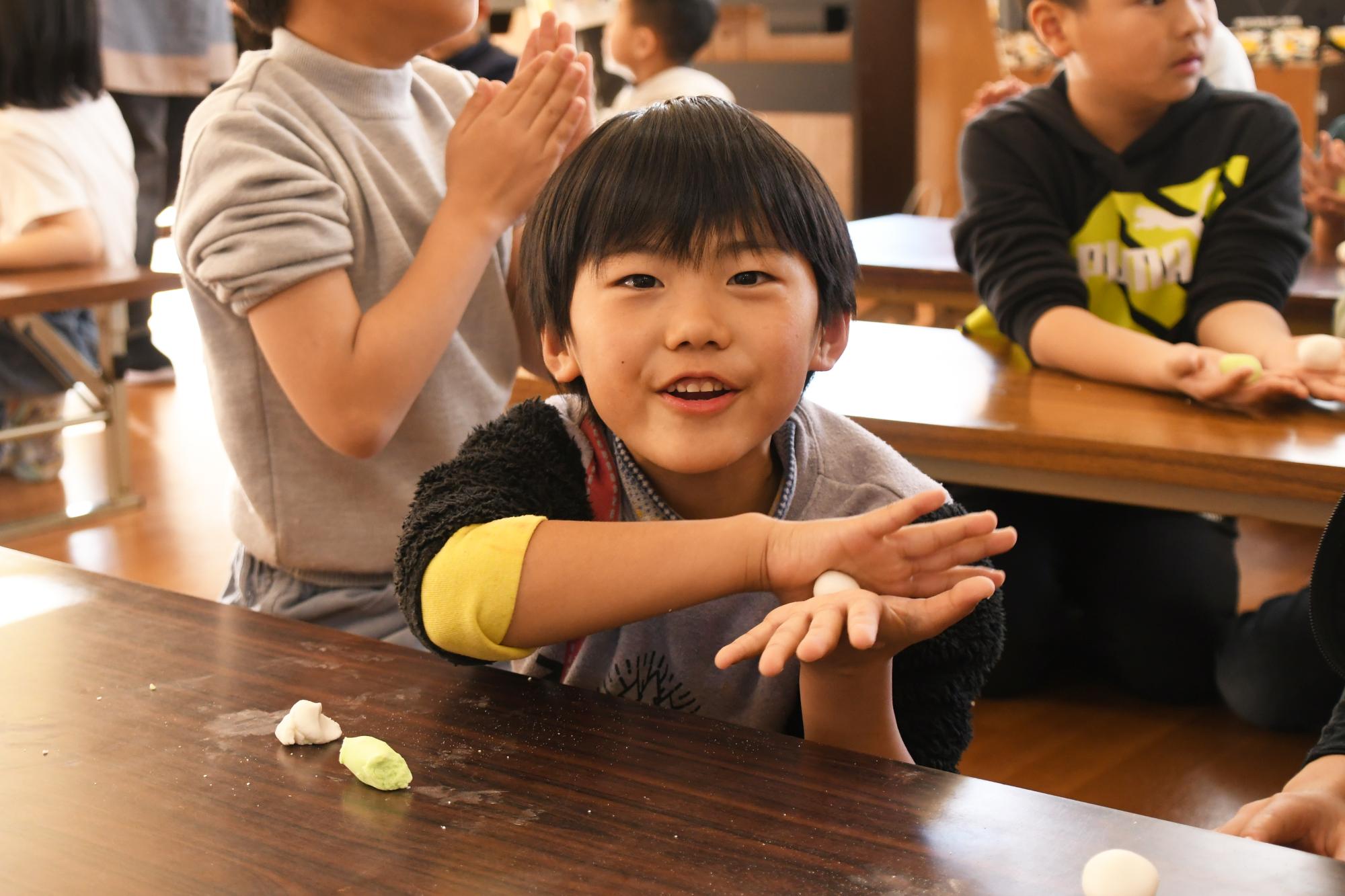 20250109双葉西児童館まゆ玉作り3