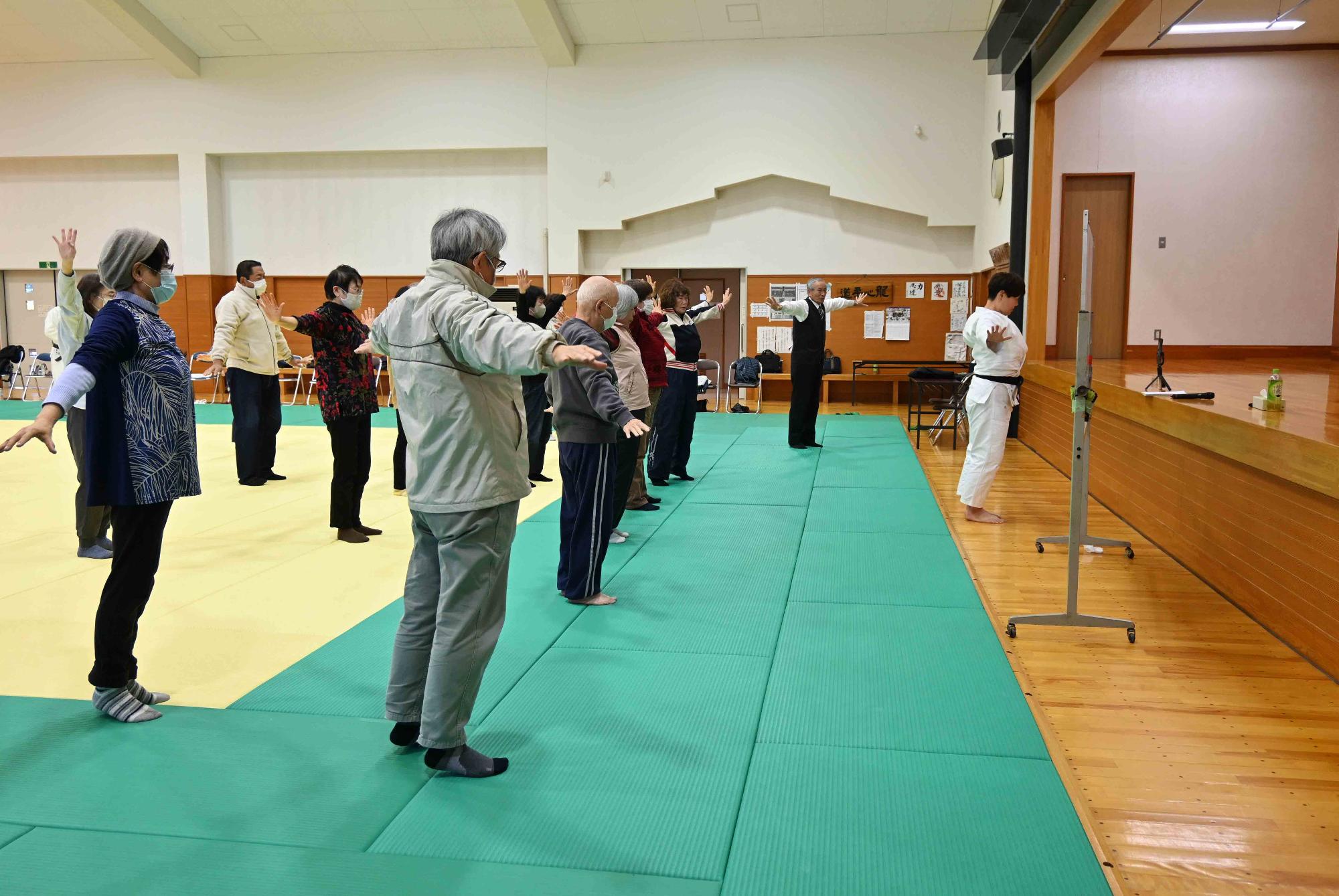 高齢者向け上手な転び方教室0653