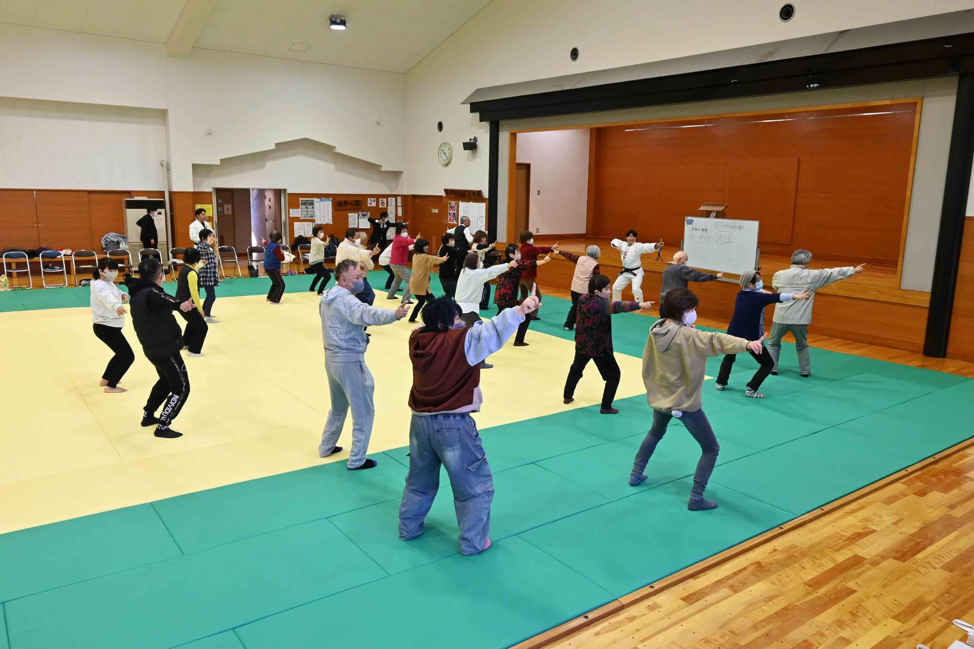 高齢者向け上手な転び方教室0678