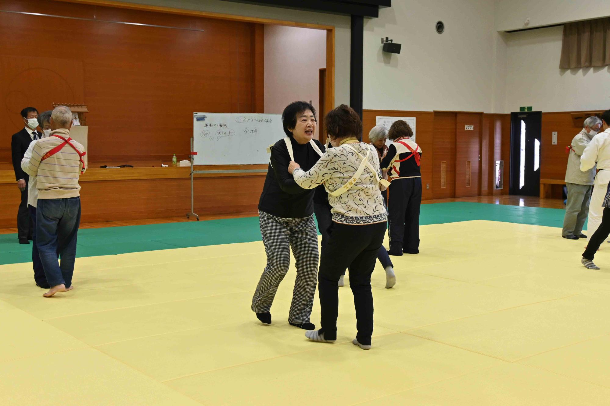 高齢者向け上手な転び方教室0823