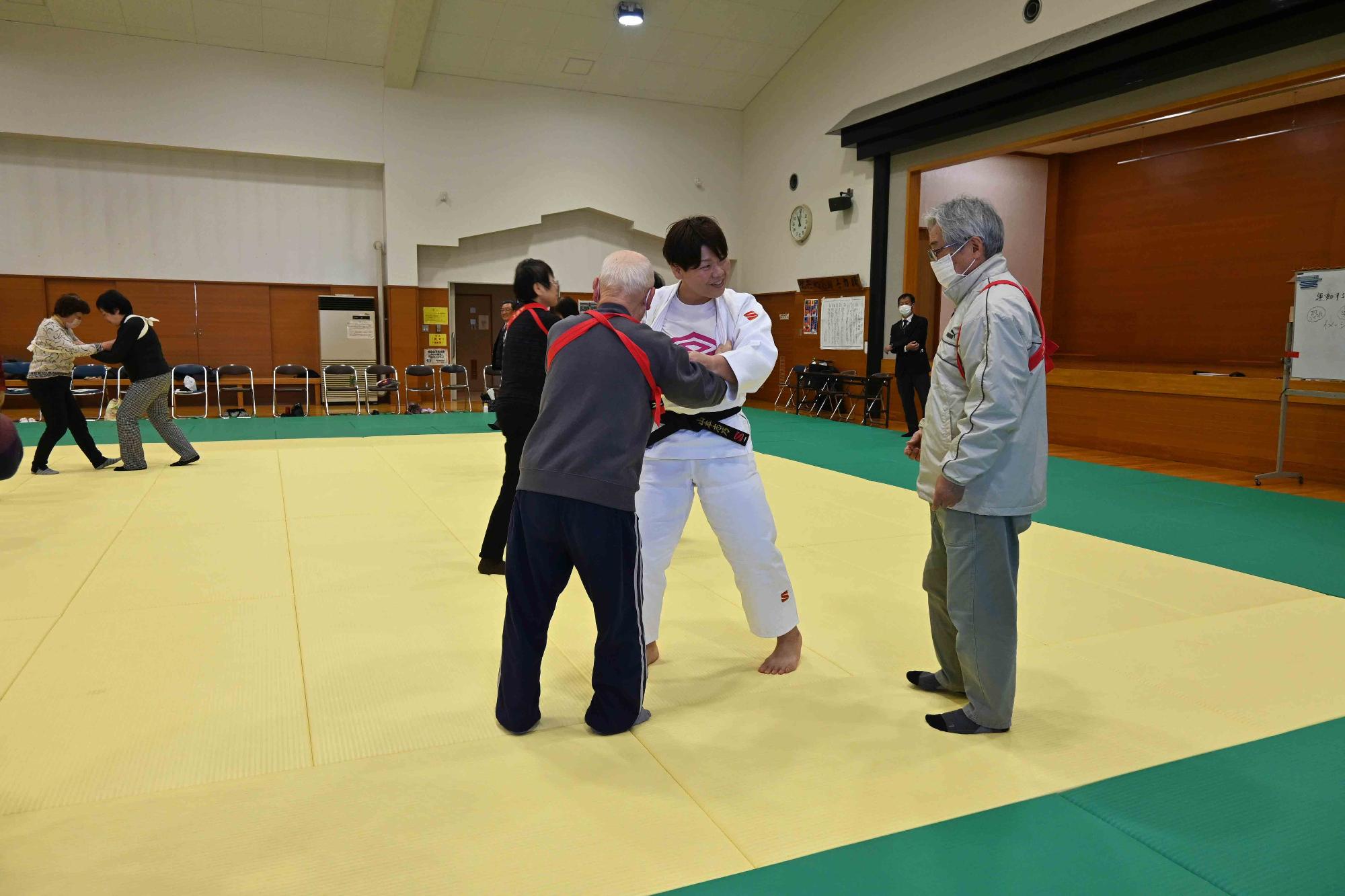 高齢者向け上手な転び方教室0829