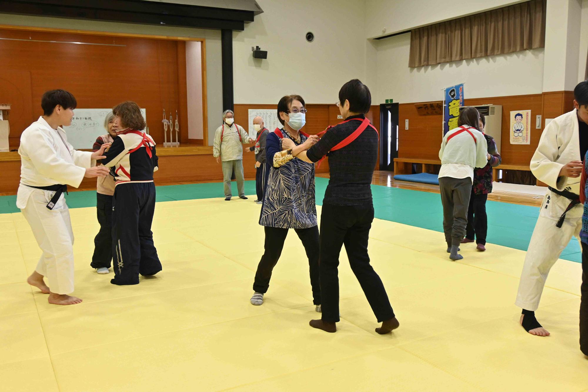 高齢者向け上手な転び方教室0849