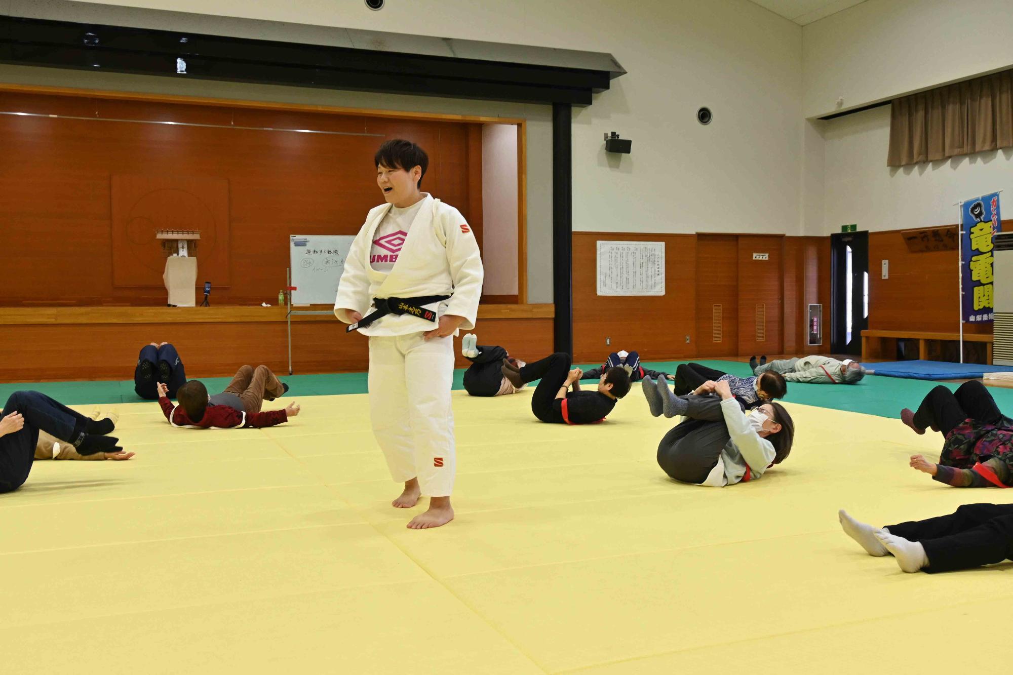 高齢者向け上手な転び方教室0937