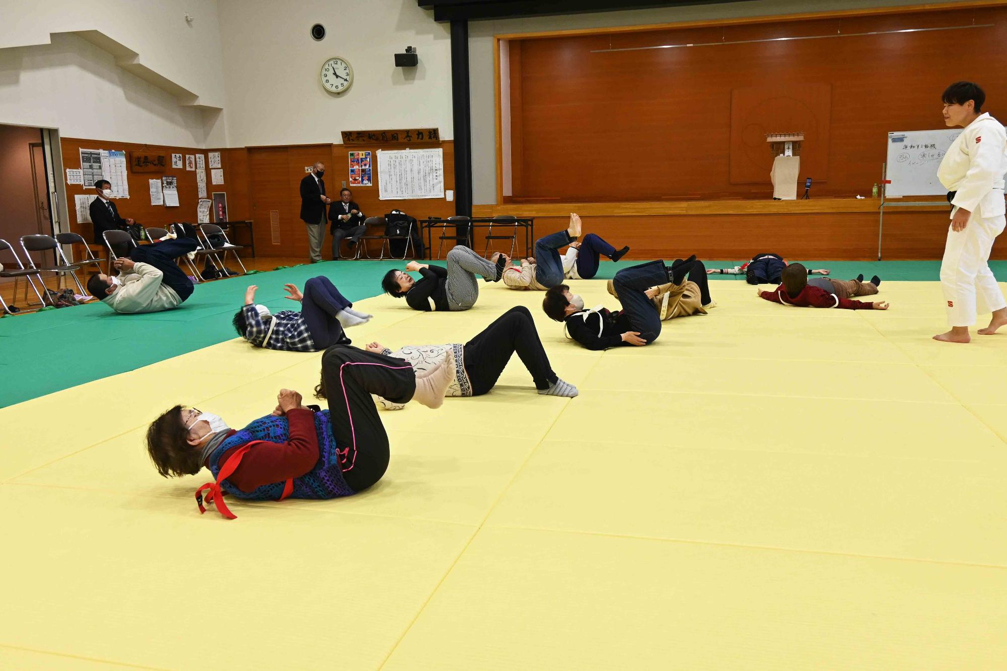 高齢者向け上手な転び方教室0934