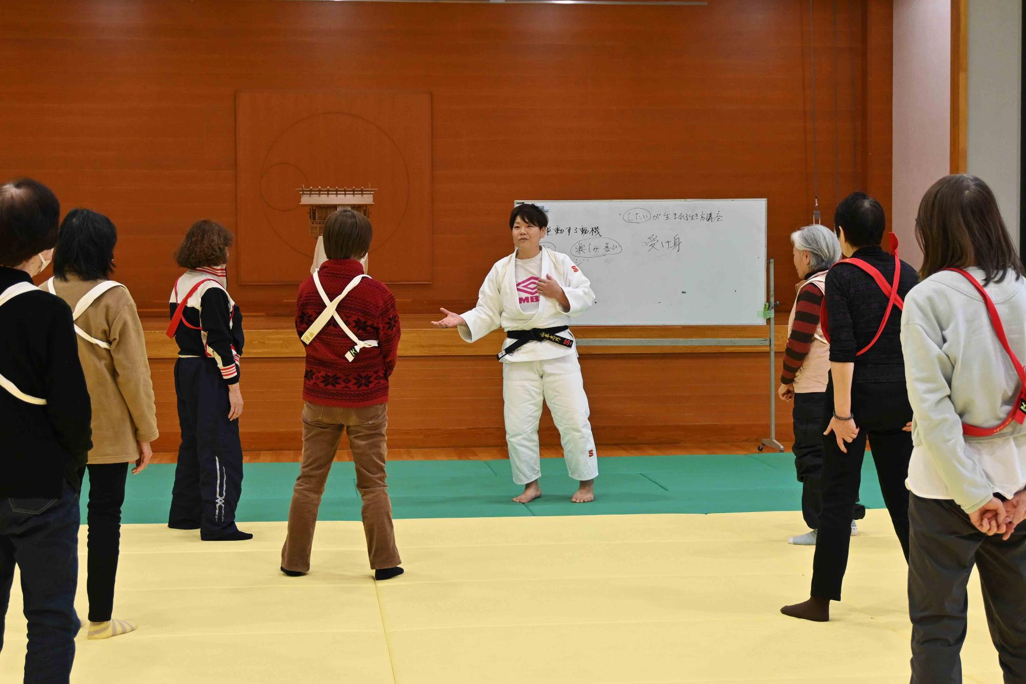 高齢者向け上手な転び方教室0946